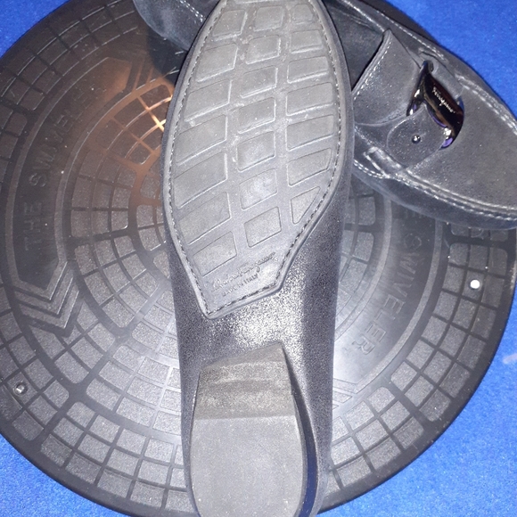 Women's Salvatore Ferragamo Matallic Black Dress/Casual Loafers, 6C-US - Picture 8 of 8